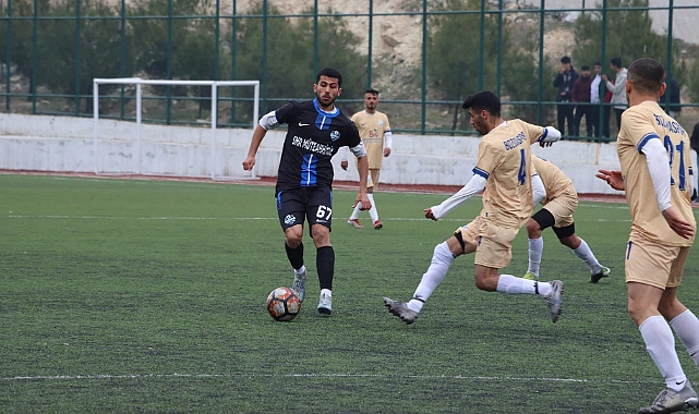 Bozova derbisinde kazanan Bozova Belediyespor oldu