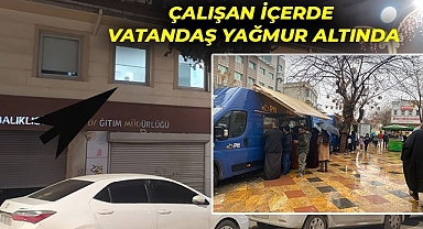 PTT şubesi kapalı vatandaş yağmur altında hizmet bekliyor